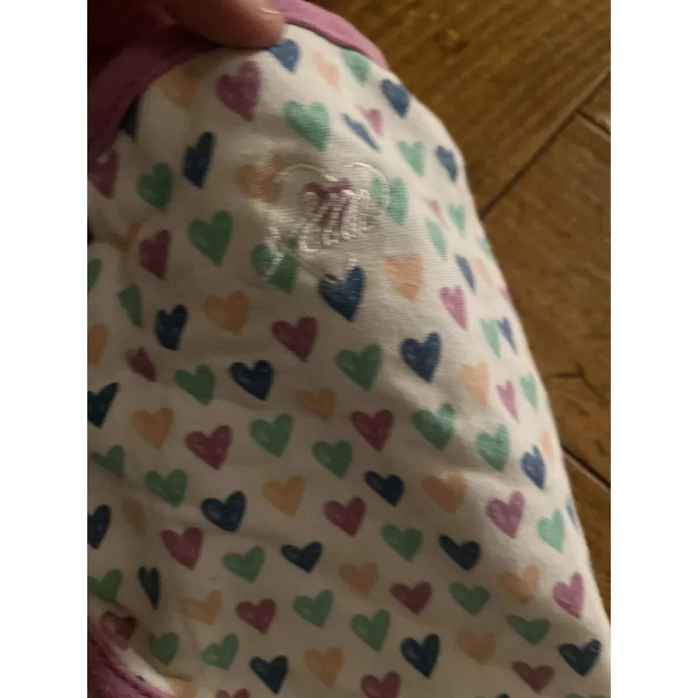 SwaddleMe Original Swaddle Criss‎ Cross  Size SM/MED Hearts